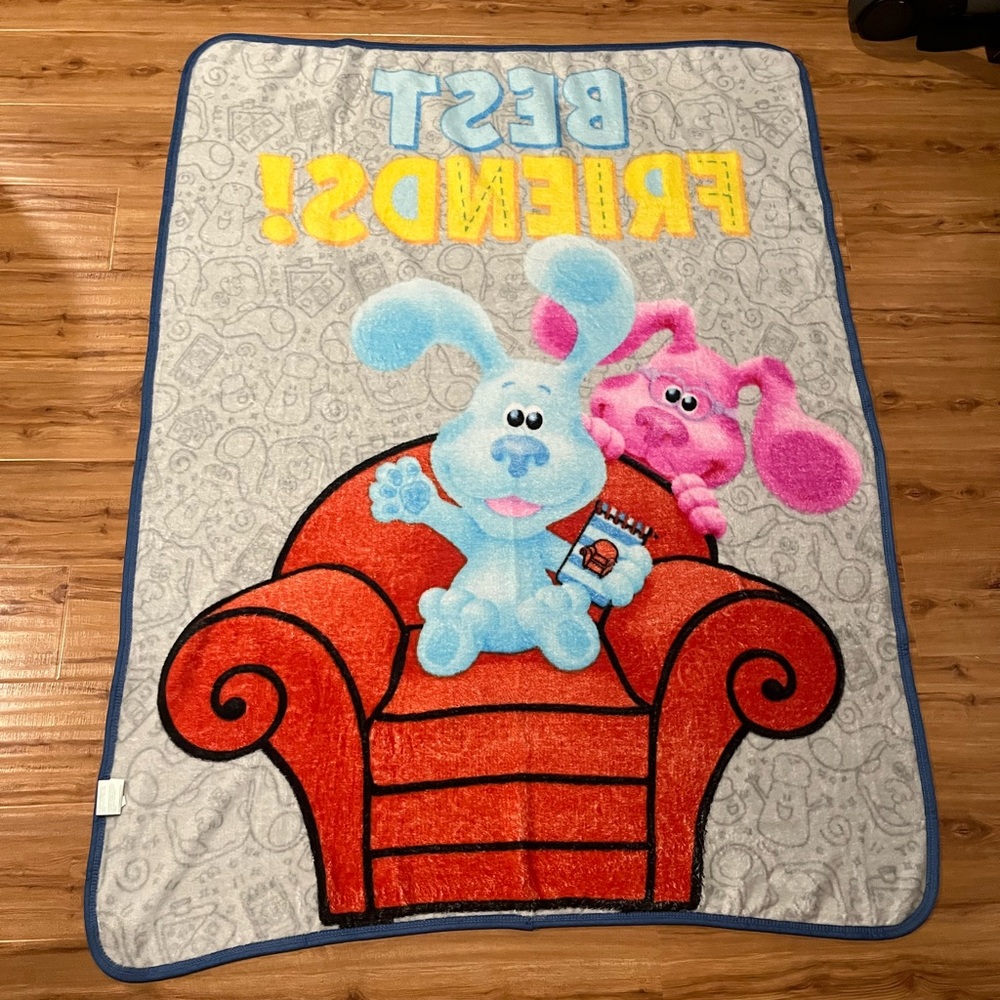 Blue's Clues Red Thinking Chair Throw Blanket - Picture 4 of 5